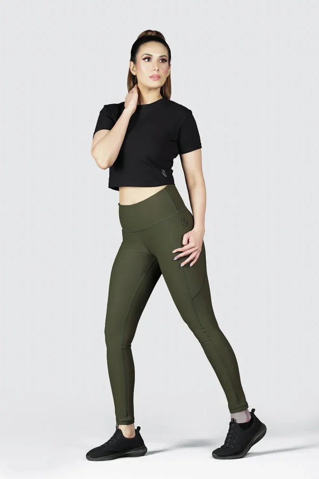High-waisted women's seamless leggings in black, ideal for yoga and gym workouts.