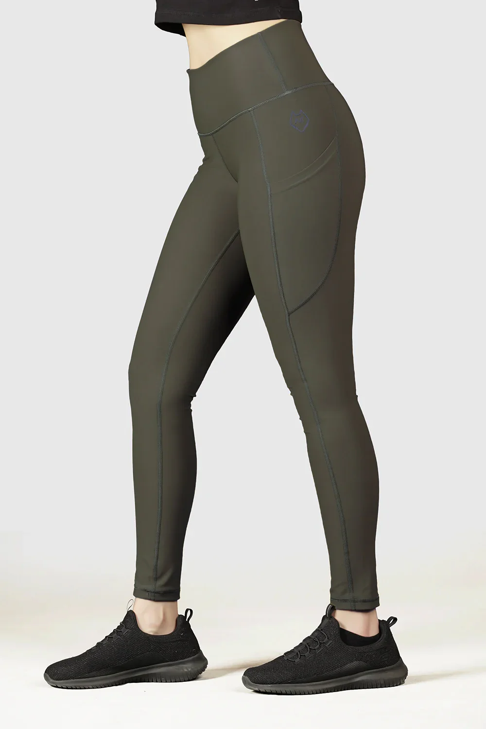 High-waisted women's seamless leggings in black, ideal for yoga and gym workouts.