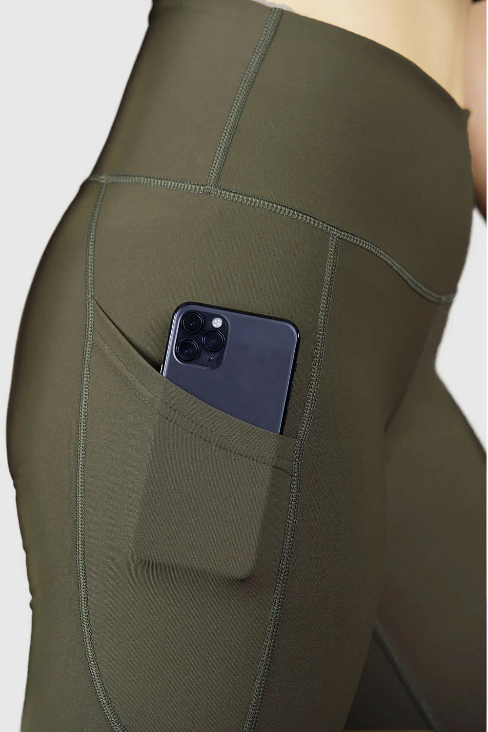 High-waisted women's seamless leggings in black, ideal for yoga and gym workouts.