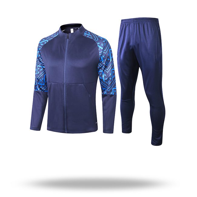 Men's classic tracksuit in durable polyester with adjustable drawstrings for fit